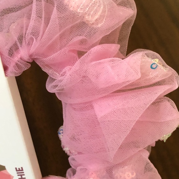 NWT Scrunchie Set of  2 Pink -1-velvet and 1-tulle hair accessories - Picture 14 of 16